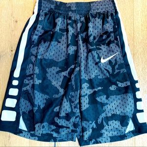 Like new! NIKE Boys XL Camo Basketball 🏀 Shorts